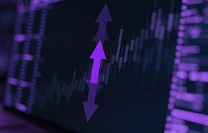 Индикаторы разворота тренда без перерисовки: монитор со свечным графиком, над которым светится стрелка и её призрачные копии